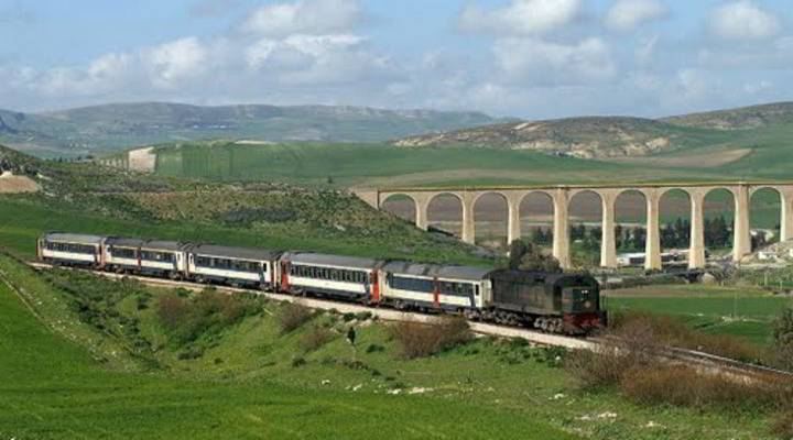 إضراب عام في باجة وتوقف سير القطارات